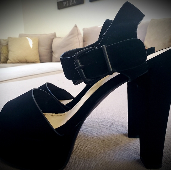 Black high heels - Picture 2 of 3